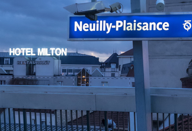 paris hotels disneyland - rer station